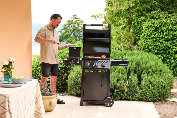 Grill gazowy Napoleon 2025 vs 2026 – porównanie modeli Freestyle, Rogue i Prestige. Co nowego?