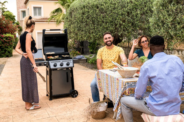 Grill gazowy Napoleon 2025 vs 2026 – porównanie modeli Freestyle, Rogue i Prestige. Co nowego? 